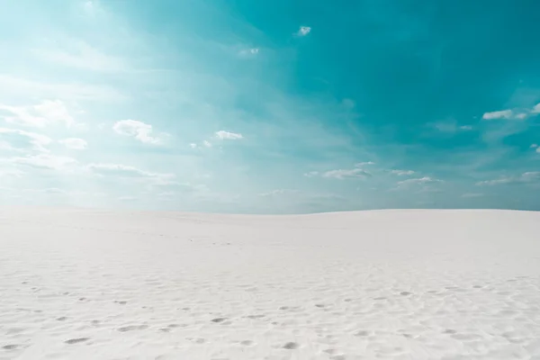 Красивий Чистий Пляж Білим Піском Блакитним Небом Білими Хмарами — стокове фото