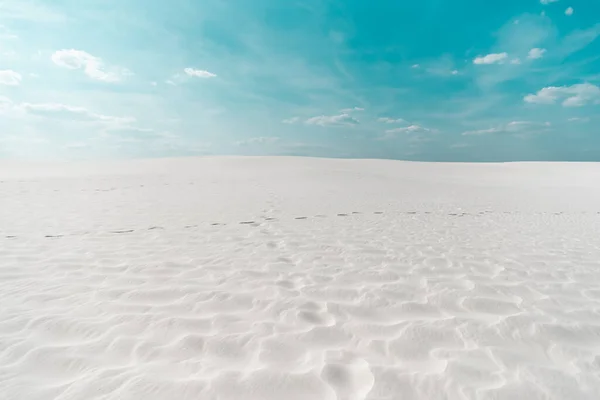 Belle Plage Propre Avec Sable Blanc Ciel Bleu Avec Des — Photo