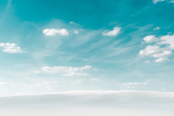 Όμορφη Παραλία Λευκή Άμμο Και Γαλάζιο Ουρανό Άσπρα Σύννεφα — Φωτογραφία Αρχείου