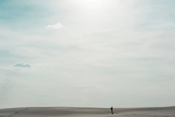 Schöner Strand Mit Weißem Sand Und Blauem Himmel Mit Strahlender — Stockfoto