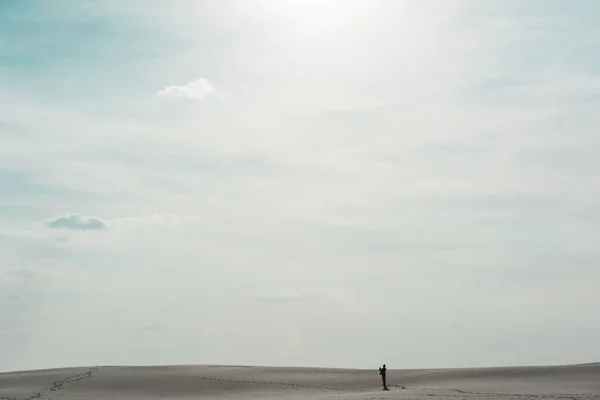 Bela Praia Com Areia Branca Céu Azul Com Sol Brilhante — Fotografia de Stock