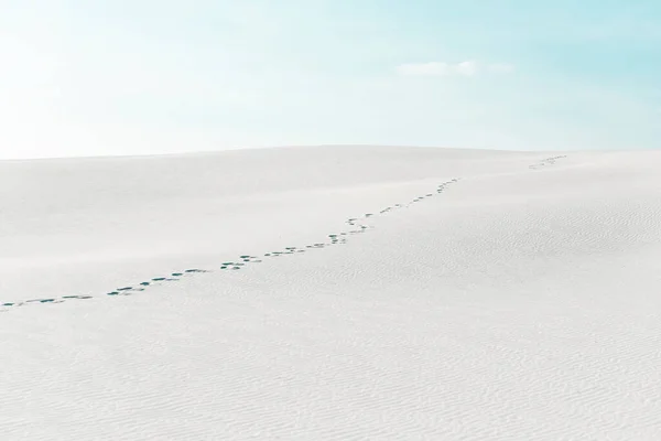 Schöner Strand Mit Spuren Auf Weißem Sand Und Blauem Himmel — Stockfoto