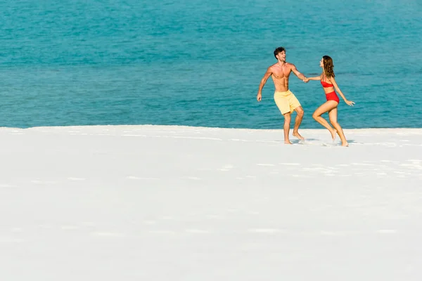 Jovem Casal Sexy Correndo Praia Areia Perto Oceano — Fotografia de Stock