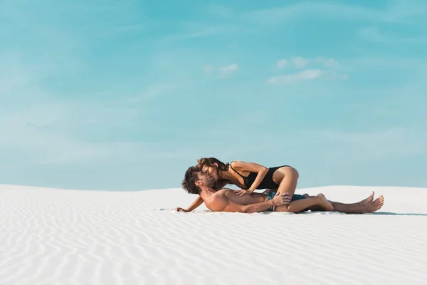 Vista Lateral Sexy Jovem Mulher Beijando Deitado Namorado Praia Areia — Fotografia de Stock