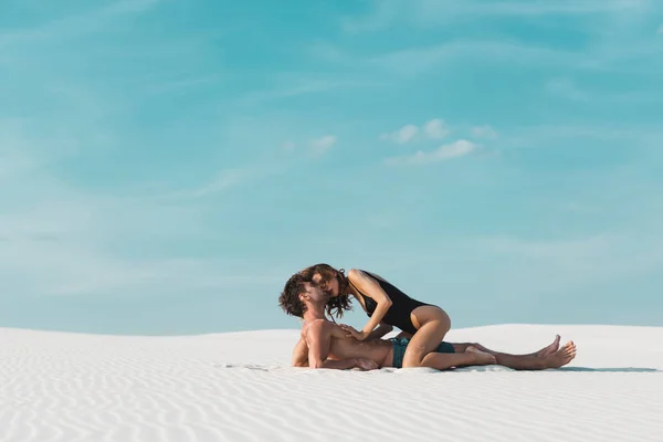 Side View Sexy Young Woman Kissing Sitting Boyfriend Sandy Beach — Stock Photo, Image