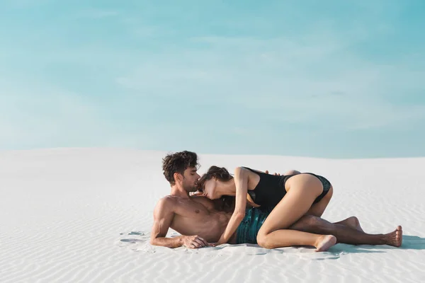Вид Сбоку Сексуальной Молодой Женщины Бойфренде Песчаном Пляже — стоковое фото