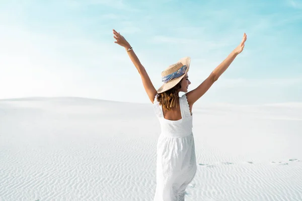 白いドレスの美少女と青い空の砂浜の麦藁帽子の裏側 — ストック写真