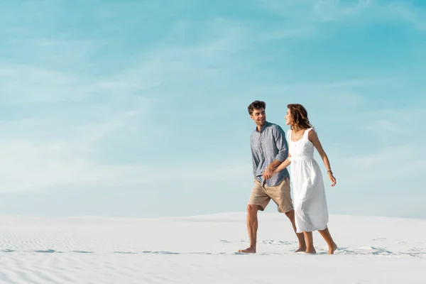 Pareja Joven Caminando Playa Arena Contra Cielo Azul — Foto de Stock