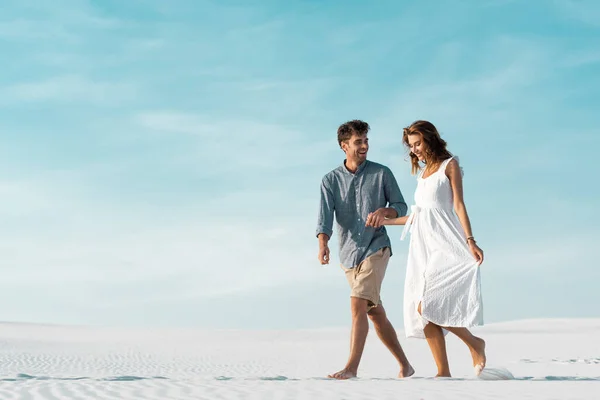 Smiling Young Couple Walking Sandy Beach Blue Sky — Stock Photo, Image