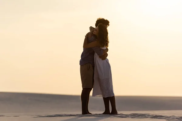 Vista Lateral Jovem Casal Abraçando Praia Areia Pôr Sol — Fotografia de Stock