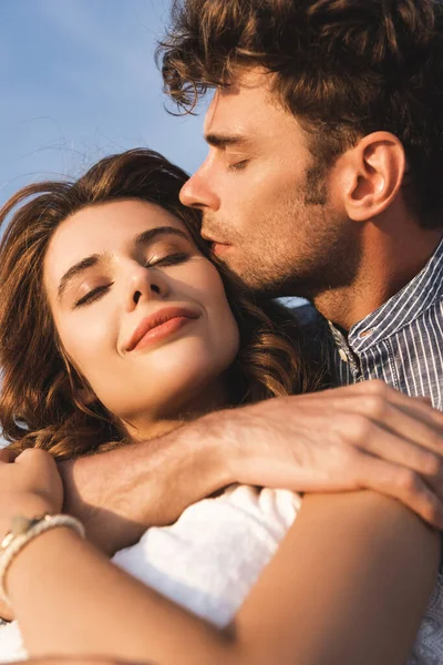 目を閉じて抱きしめる若いカップルの笑顔 — ストック写真