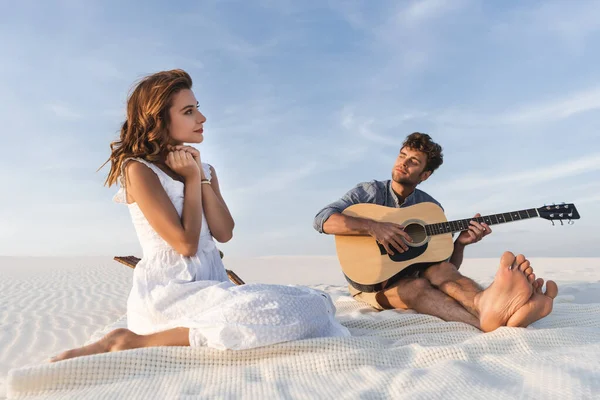 Férfi Játszik Akusztikus Gitár Álmodozó Barátnő Strandon — Stock Fotó