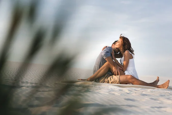 Foco Seletivo Apaixonado Jovem Casal Beijando Cobertor Praia — Fotografia de Stock