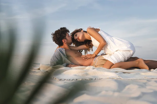 Selective Focus Passionate Young Woman Sitting Boyfriend Blanket Beach — Stock Photo, Image