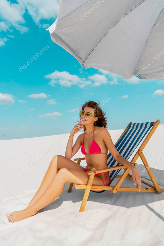 Sonriente Hermosa Chica Sexy En Traje De Baño Y Gafas De Sol Sentado En La Silla De Cubierta