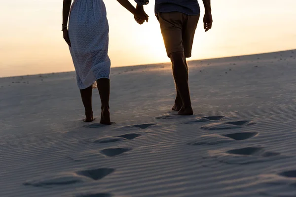 Cropped View Man Woman Holding Hands While Walking Beach Sun — Stock Photo, Image