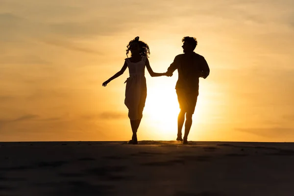 Siluetas Del Hombre Mujer Corriendo Playa Contra Sol Durante Puesta — Foto de Stock