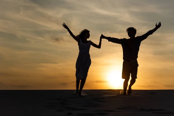 Silhouetten Von Mann Und Frau Die Strand Gegen Die Sonne — Stockfoto