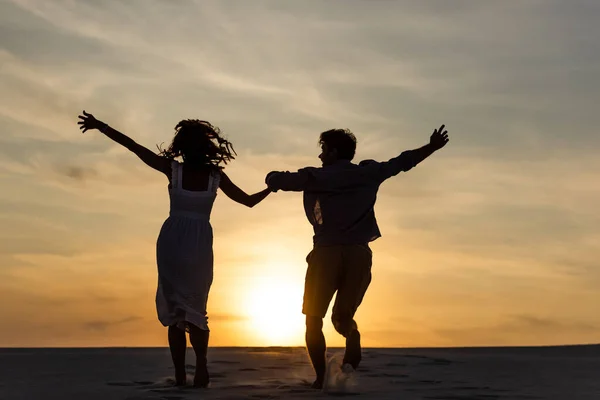 Sagome Uomo Donna Che Corrono Sulla Spiaggia Contro Sole Durante — Foto Stock