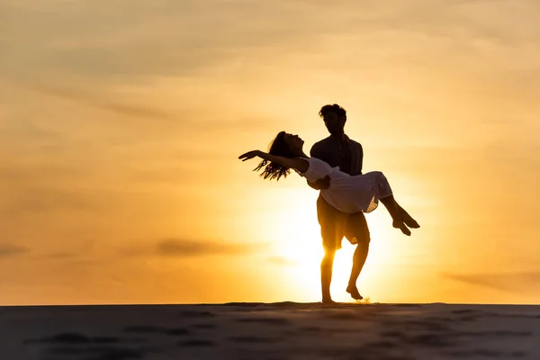 Silhuetas Homem Girando Torno Mulher Praia Contra Sol Durante Pôr — Fotografia de Stock