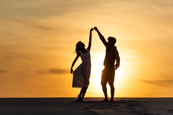 Sagome Uomo Donna Che Danzano Sulla Spiaggia Contro Sole Durante — Foto Stock