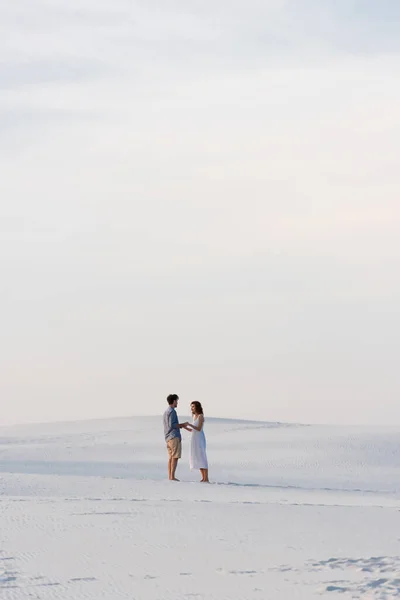 Para Stojąca Piaszczystej Plaży Trzymająca Się Ręce Błękitnym Niebem — Zdjęcie stockowe