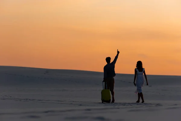 Vista Trasera Pareja Caminando Playa Con Mano Levantada Bolso Viaje — Foto de Stock