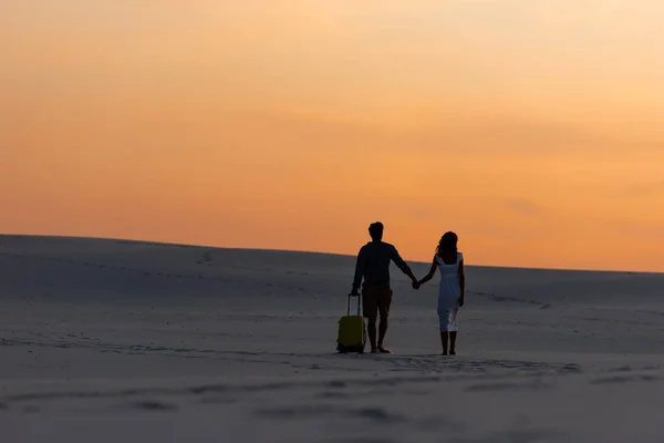 Vista Trasera Pareja Caminando Playa Mientras Toma Mano Con Bolsa — Foto de Stock