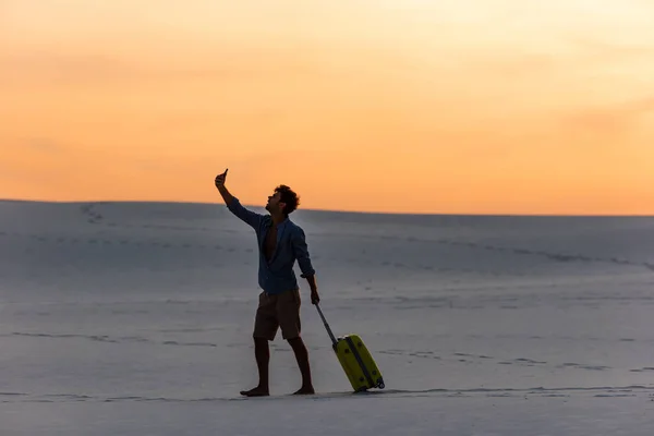 Silhouet Van Mens Wandelen Het Strand Met Reistas Smartphone Bij — Stockfoto