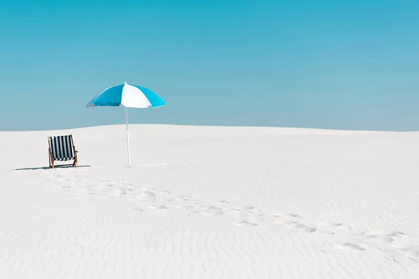 Güverte Sandalyesi Şemsiyesi Kumlu Sahilde Açık Mavi Gökyüzünde — Stok fotoğraf