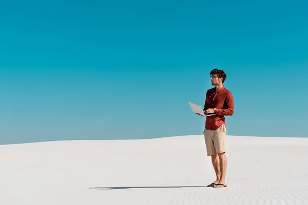 Молодий Фрілансер Піщаному Пляжі Ноутбуком Тлі Прозорого Блакитного Неба — стокове фото