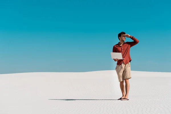 Joven Freelancer Playa Arena Con Portátil Contra Cielo Azul Claro — Foto de Stock