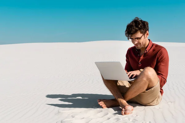 Young Freelancer Sandy Beach Using Laptop Clear Blue Sky — Stock Photo, Image