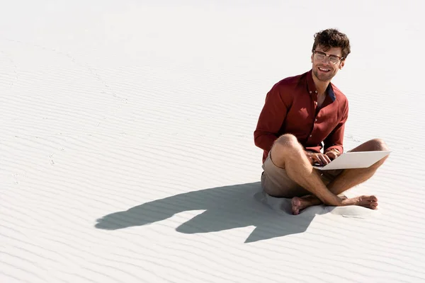 Sorrindo Jovem Freelancer Sentado Praia Areia Com Laptop — Fotografia de Stock