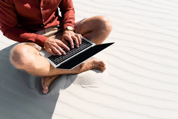 Vista Cortada Jovem Freelancer Sentado Praia Areia Com Laptop — Fotografia de Stock