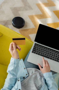 Oturma odasında halı yıkarken internetten kadın alışverişinin en üst görüntüsü.