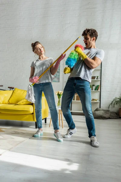 Bella Donna Con Famiglia Guardando Bell Uomo Che Canta Soggiorno — Foto Stock