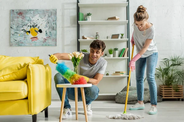 Feliz Hombre Mujer Haciendo Limpieza Primavera Apartamento —  Fotos de Stock