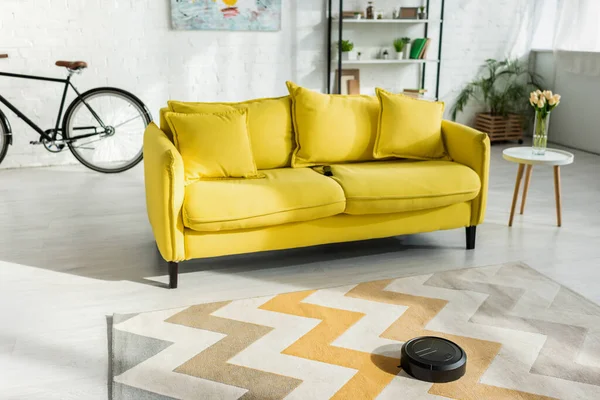 Selective Focus Robotic Vacuum Cleaner Washing Carpet Sofa Modern Living — Stock Photo, Image