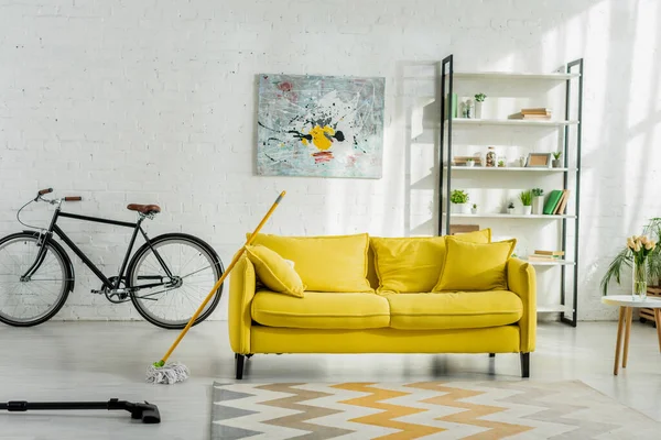 Staubsauger Der Nähe Von Teppich Und Sofa Modernen Wohnzimmer — Stockfoto