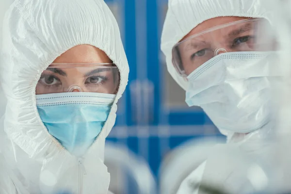 Foco Seletivo Bioquímicos Suítes Hazmat Máscaras Médicas Óculos Olhando Para — Fotografia de Stock