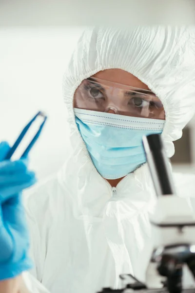 Selective Focus Biochemist Holding Little Stone Tweezers Microscope — Stock Photo, Image