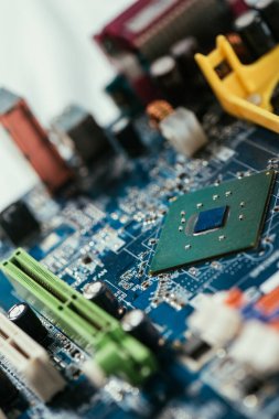 Bilgisayar ana kartının mühendislik laboratuvarındaki seçici odağı