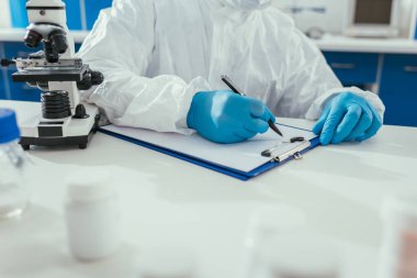 Laboratuvardaki panoya biyokimyacı yazma sonuçlarının kırpılmış görünümü