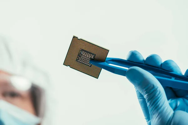 Bijgesneden Weergave Van Ingenieur Met Computer Microchip Met Pincet — Stockfoto