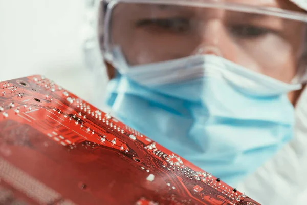 Tıbbi Maske Gözlük Takan Bilgisayar Anakartlı Mühendis Seçici Odağı — Stok fotoğraf