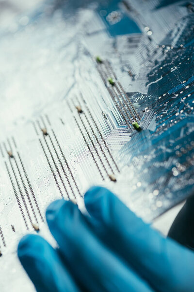 селективная фокусировка материнской платы компьютера в руках инженера
