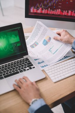 Bilgisayar sistemlerinin güvenliğini test ederken dizüstü bilgisayar ve kağıt kullanan veri analistinin kırpılmış görünümü 