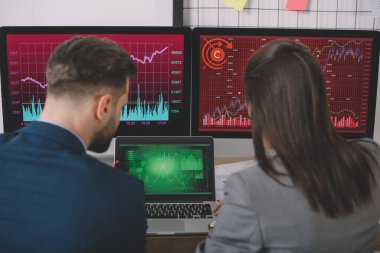Bilgisayar sistemlerinin savunmasızlığı üzerine çalışan analistlerin bilgisayar monitörlerinde grafikleri olan arka plan görüntüsü 