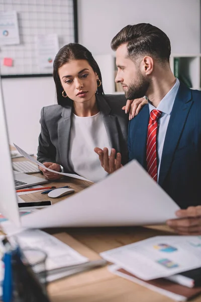 Selectieve Focus Van Informatiebeveiliging Analisten Werken Met Papieren Buurt Van — Stockfoto